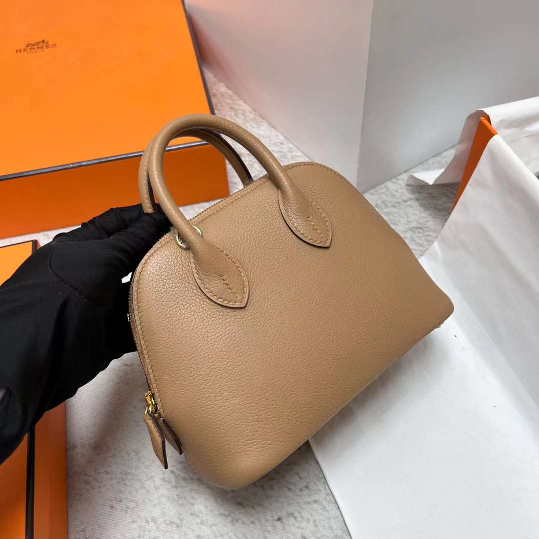 Hermès（爱马仕）Mini Bolide 迷你保龄球包 Evercolor 0M 奶茶色 金扣 19cm 全手工蜡线缝制 Ghw