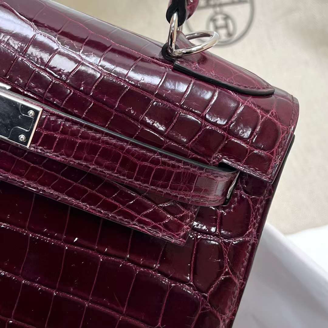 Hermès（爱马仕）Kelly 凯莉包 亮面尼罗鳄鱼皮 Shiny Nilo Crocodile Ck57 波尔多酒红 银扣 28cm 全手工蜡线缝制 Phw