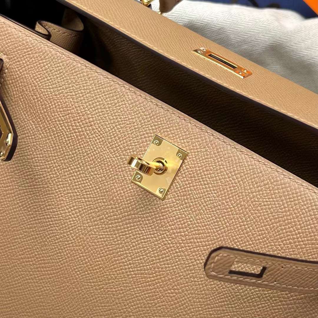 Hermès（爱马仕）Kelly 凯莉包 Epsom 0M 奶茶色 金扣 25cm 全手工蜡线缝制 Ghw