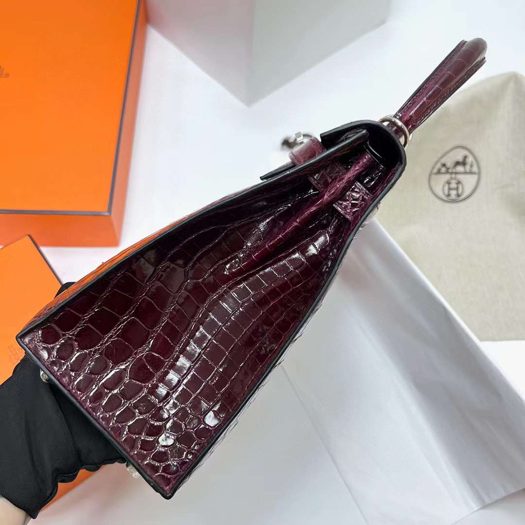 Hermès（爱马仕）Kelly 凯莉包 亮面尼罗鳄鱼皮 Shiny Nilo Crocodile Ck57 波尔多酒红 银扣 28cm 全手工蜡线缝制 Phw