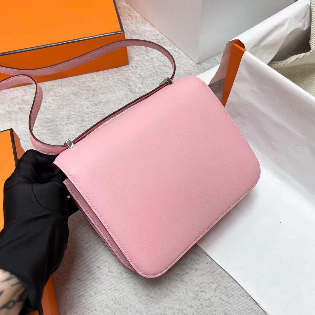 Hermès（爱马仕）Constance 空姐包 Swift 3Q 新粉色 蜥蜴扣 19cm 全手工蜡线缝制 Phw