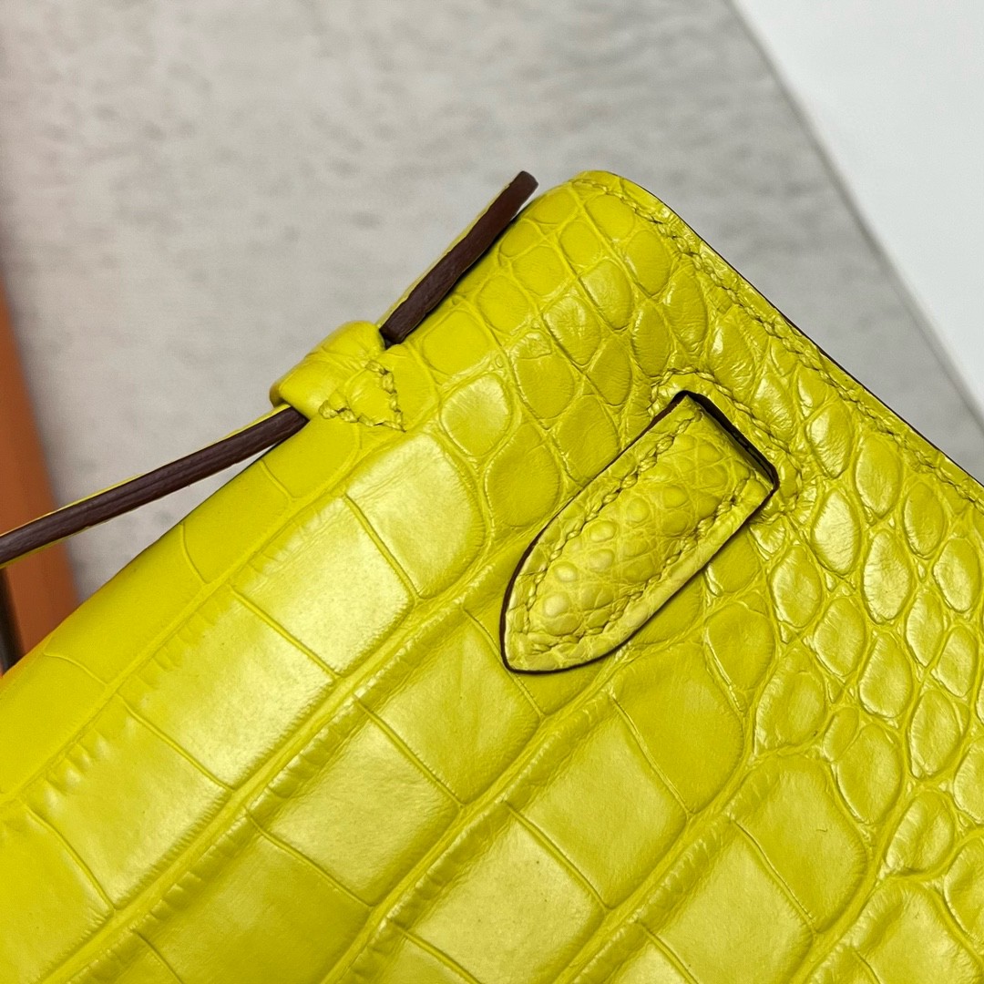 Hermès（爱马仕）Mini pochette Alligator matt 雾面鳄鱼皮 柠檬黄 银扣 PHW 22cm 手拿包