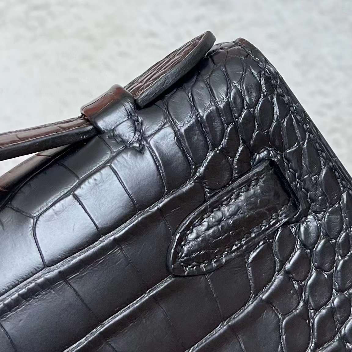 Hermès（爱马仕）Mini Kelly Pochette 雾面美洲鳄鱼 Ck89 黑色 银扣 22cm 全手工蜡线缝制 Phw
