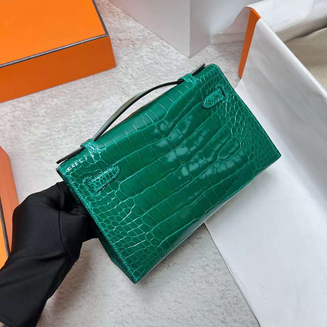 Hermès（爱马仕）Mini Kelly Pochette 亮面美洲鳄鱼皮 6Q 翡翠绿 银扣 22cm 全手工蜡线缝制 Phw
