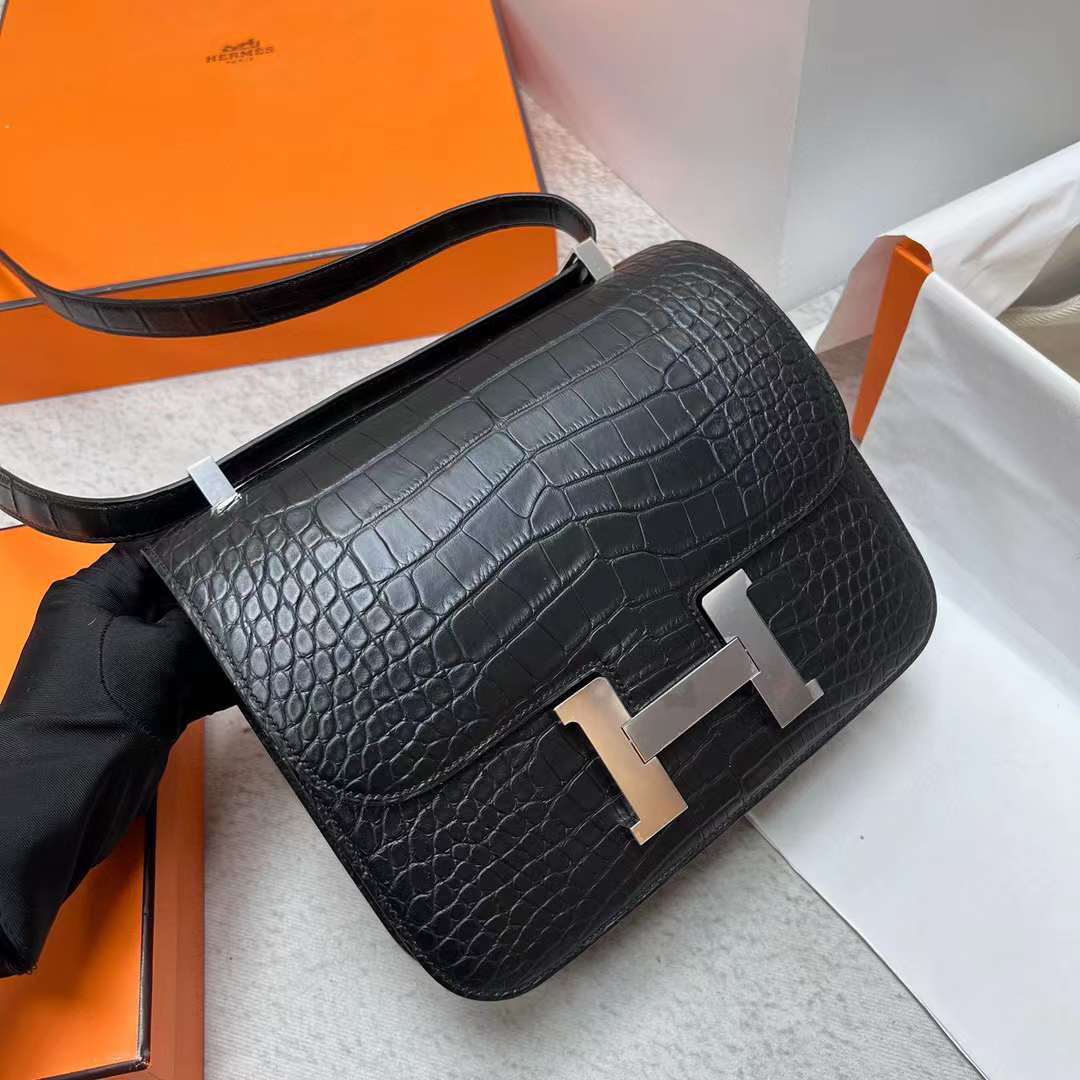 Hermès（爱马仕）Constance 空姐包 雾面美洲鳄鱼皮 Matte Alligator Crocodile Ck89 黑色 银扣 24cm 全手工蜡线缝制 Phw