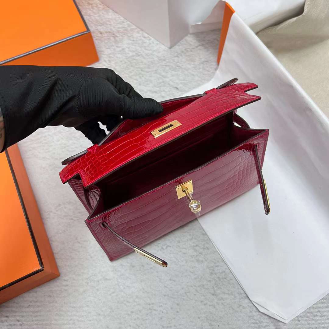 Hermès（爱马仕）Mini Kelly Pochette 亮面美洲鳄鱼皮 Ck95 法拉利红 金扣 22cm 全手工蜡线缝制 Ghw