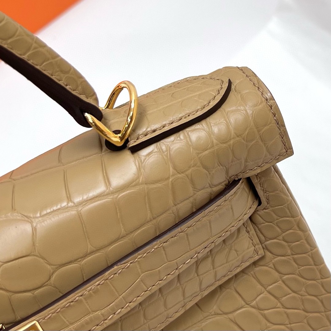 Hermès（爱马仕）Kelly 凯莉包 Alligator matt 雾面鳄鱼皮 0M Chai 奶茶色 金扣 Ghw 28cm 顶级手缝