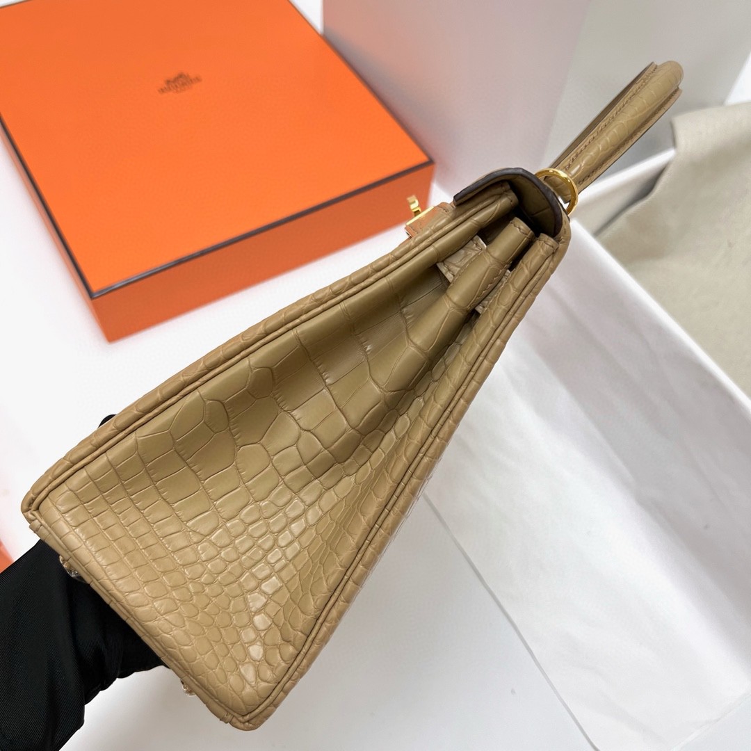 Hermès（爱马仕）Kelly 凯莉包 Alligator matt 雾面鳄鱼皮 0M Chai 奶茶色 金扣 Ghw 28cm 顶级手缝