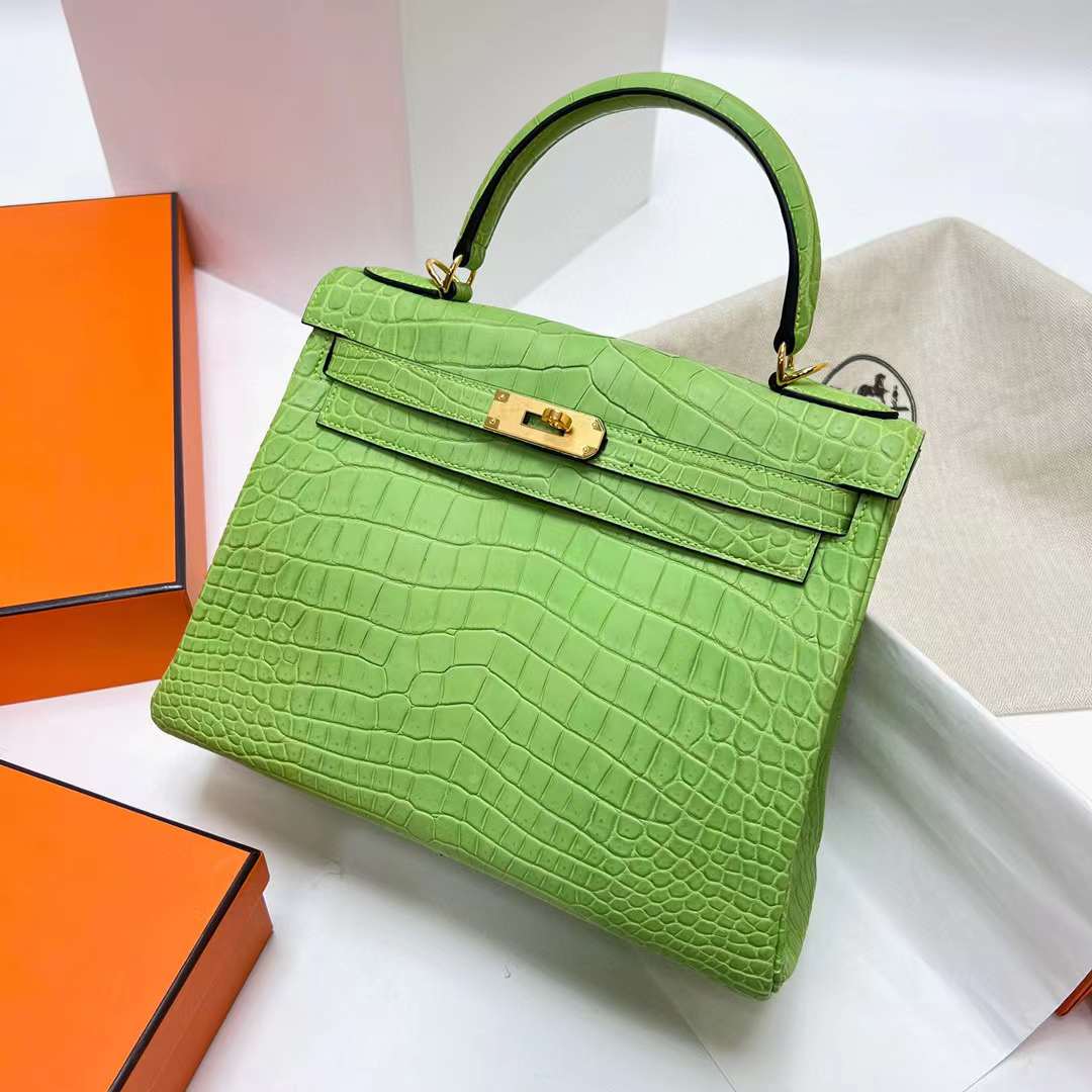Hermès（爱马仕）Kelly 凯莉包 雾面尼罗鳄鱼 Matte Nilo Crocodile 苹果绿 金扣 28cm 全手工蜡线缝制 Ghw