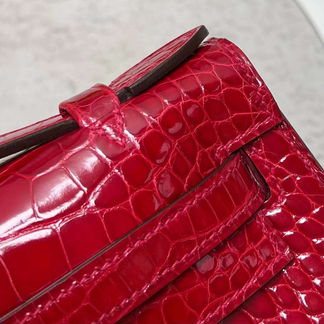 Hermès（爱马仕）Mini Kelly Pochette 亮面美洲鳄鱼皮 Ck95 法拉利红 金扣 22cm 全手工蜡线缝制 Ghw