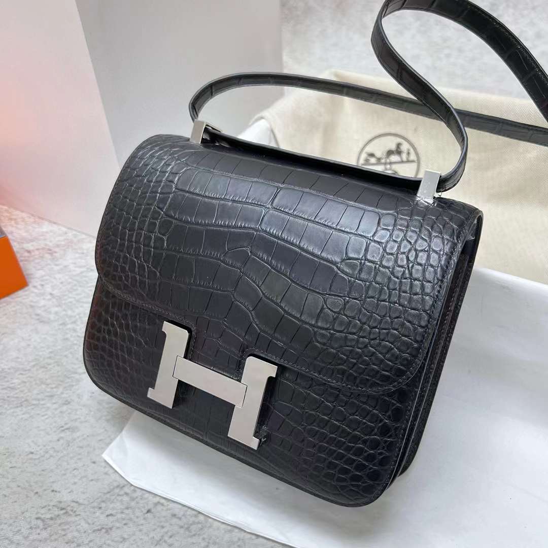 Hermès（爱马仕）Constance 空姐包 雾面美洲鳄鱼皮 Matte Alligator Crocodile Ck89 黑色 银扣 24cm 全手工蜡线缝制 Phw