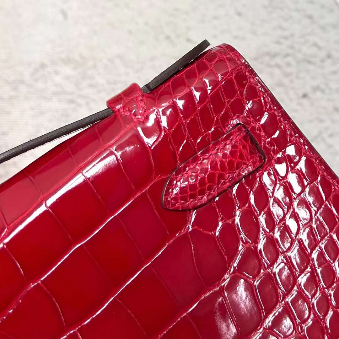 Hermès（爱马仕）Mini Kelly Pochette 亮面美洲鳄鱼皮 Ck95 法拉利红 银扣 22cm 全手工蜡线缝制 Phw