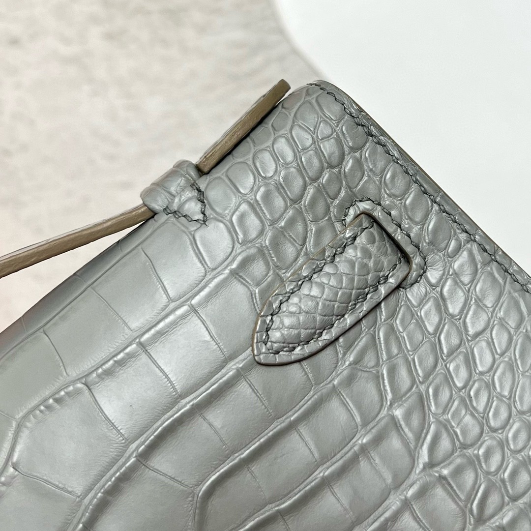 Hermès（爱马仕）Mini pochette Alligator matt 雾面鳄鱼皮 ck80 珍珠灰 gris pearl 银扣 PHW 22cm 手拿包