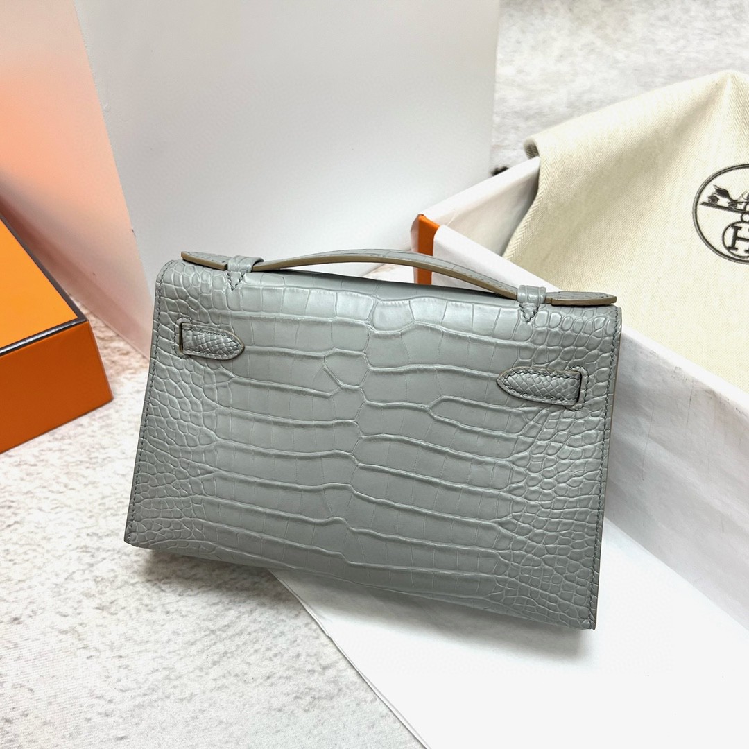 Hermès（爱马仕）Mini pochette Alligator matt 雾面鳄鱼皮 ck80 珍珠灰 gris pearl 银扣 PHW 22cm 手拿包