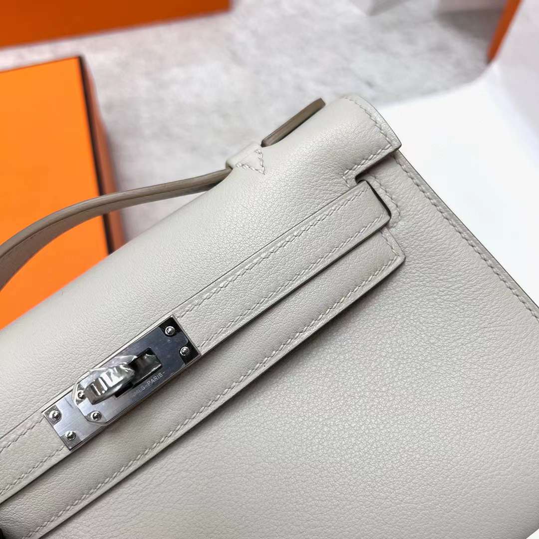 Hermès（爱马仕）Mini Kelly Pochette Swift Ck80 珍珠灰 银扣 22cm 全手工蜡线缝制 Phw