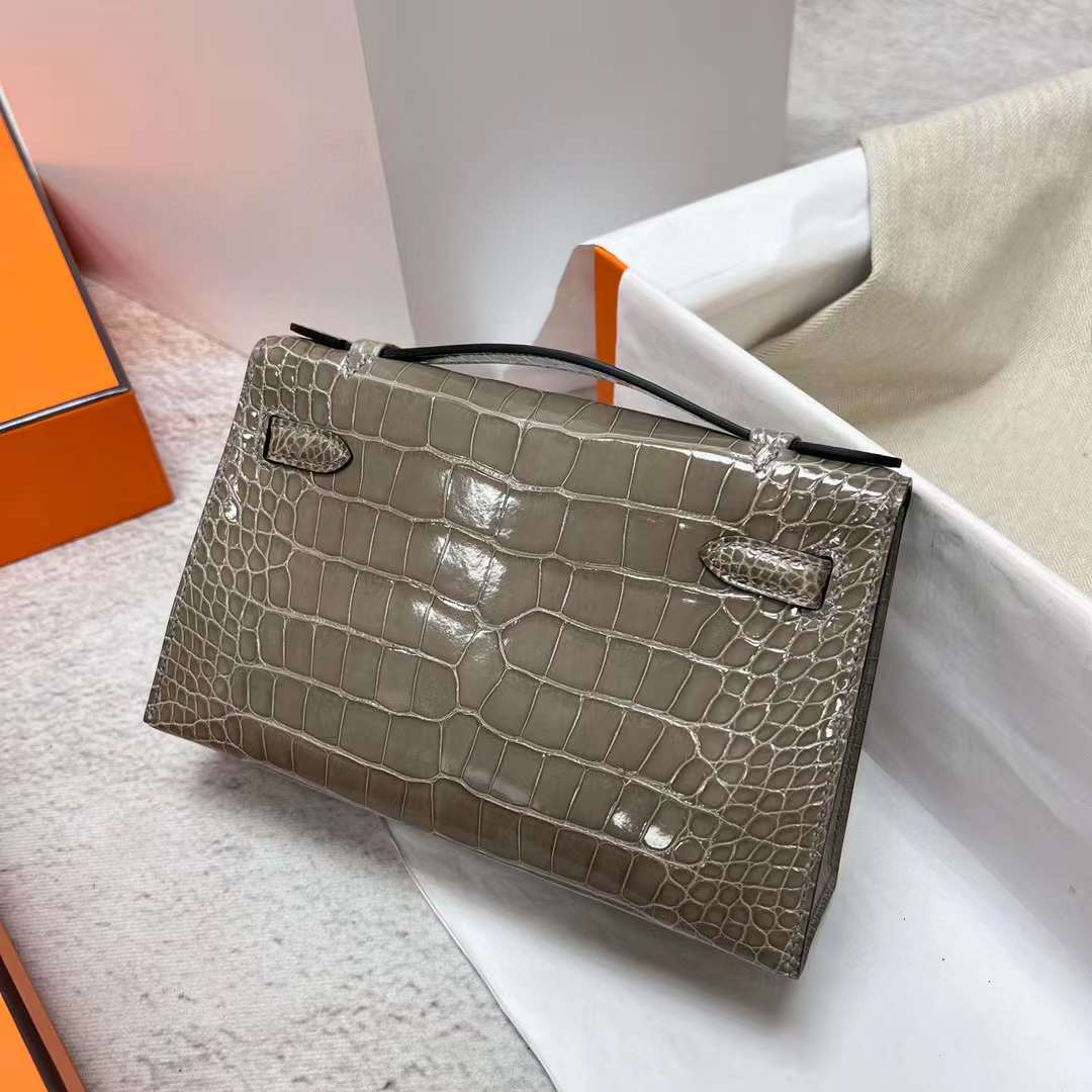 Hermès（爱马仕）Mini Kelly Pochette 亮面美洲鳄鱼皮 Ck81 斑鸠灰 金扣 22cm 全手工蜡线缝制 Ghw