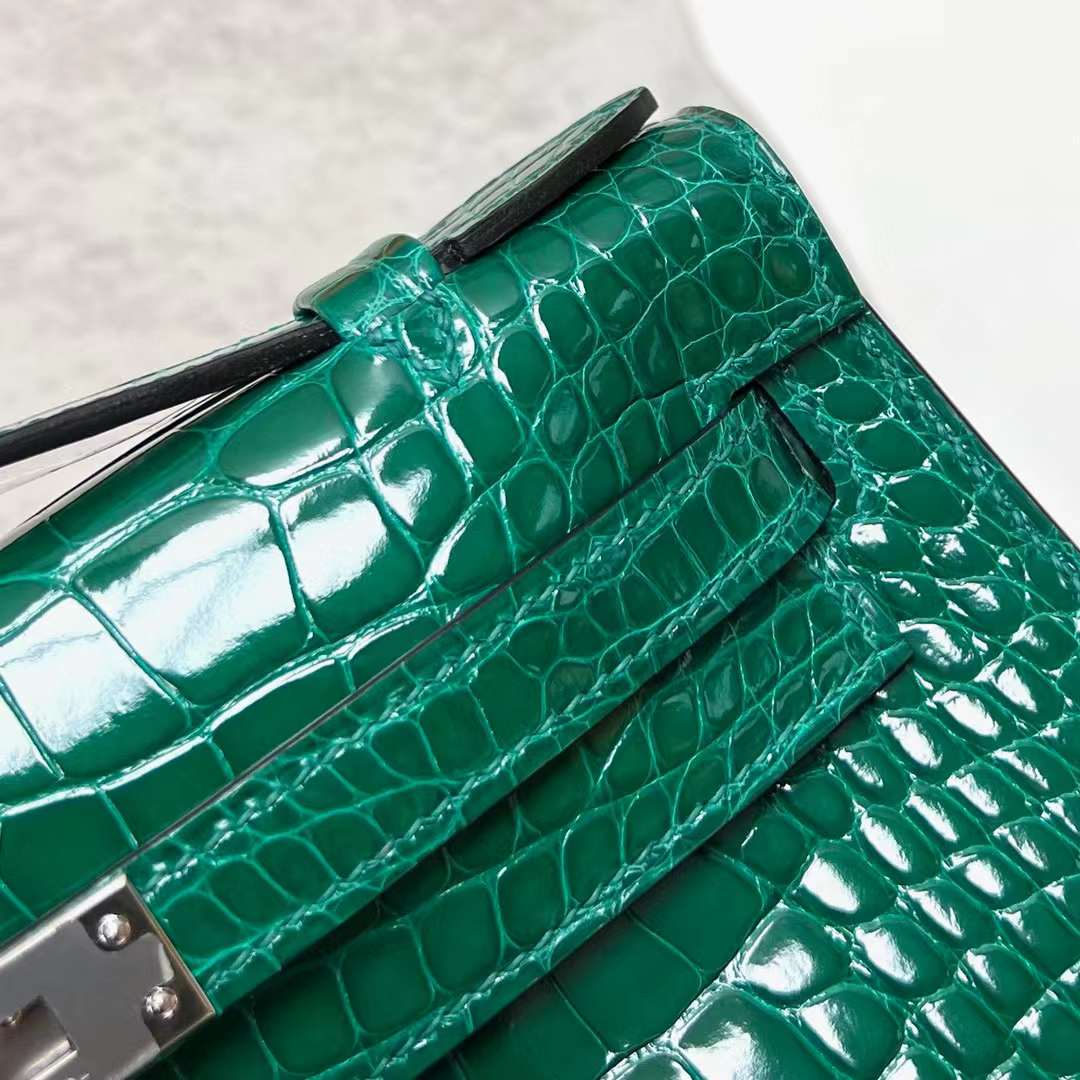 Hermès（爱马仕）Mini Kelly Pochette 亮面美洲鳄鱼皮 6Q 翡翠绿 银扣 22cm 全手工蜡线缝制 Phw