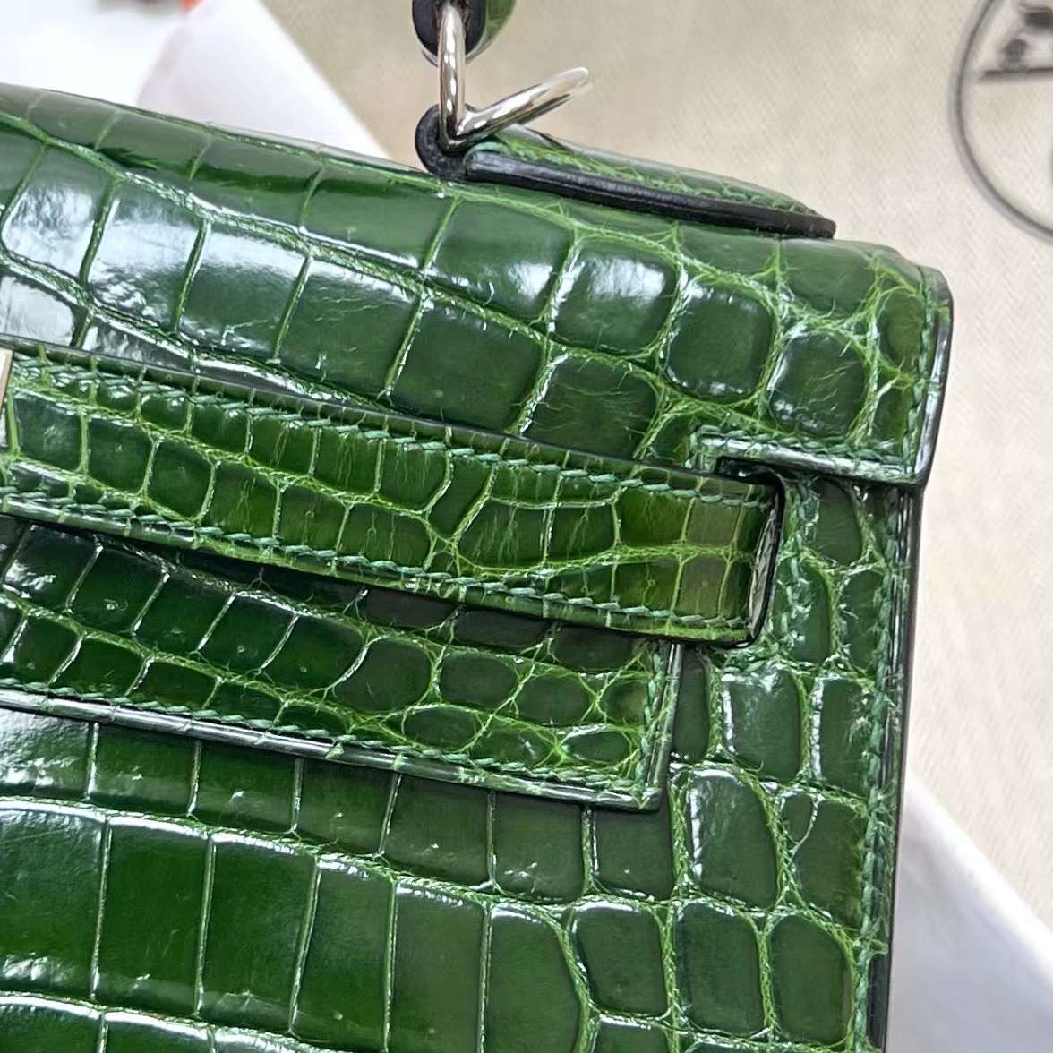 Hermès（爱马仕）Kelly 凯莉包 亮面尼罗鳄鱼皮 Shiny Nilo Crocodile 丛林绿 银扣 28cm 全手工蜡线缝制 Phw