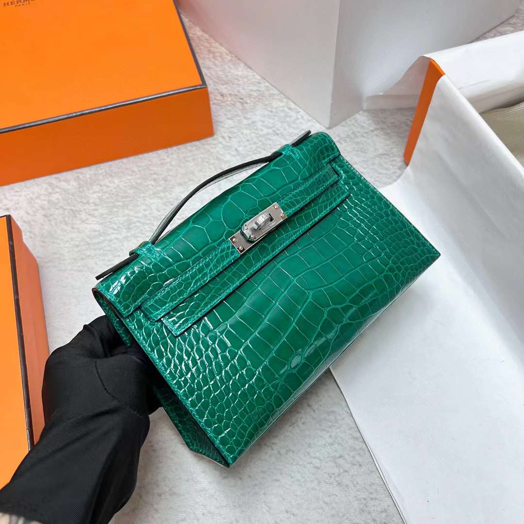 Hermès（爱马仕）Mini Kelly Pochette 亮面美洲鳄鱼皮 6Q 翡翠绿 银扣 22cm 全手工蜡线缝制 Phw