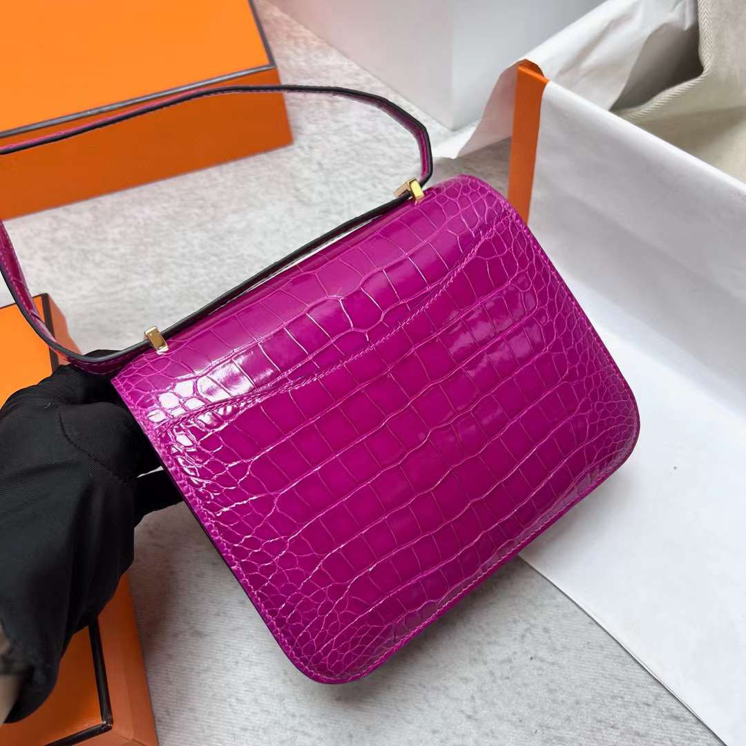 Hermès（爱马仕）Constance 空姐包 亮面美洲鳄鱼 J5 天方夜谭粉紫 金扣 19cm 全手工蜡线缝制 Ghw