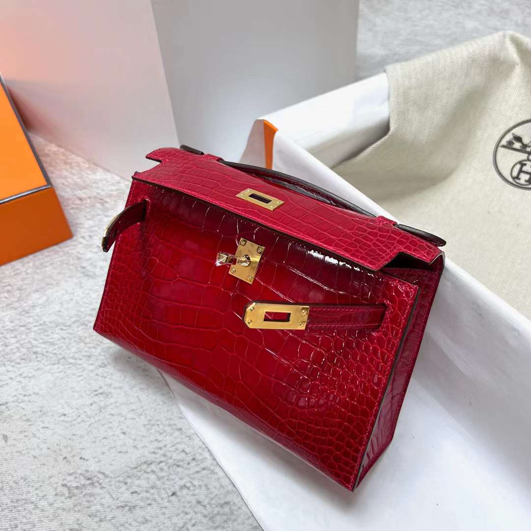 Hermès（爱马仕）Mini Kelly Pochette 亮面美洲鳄鱼皮 Ck95 法拉利红 金扣 22cm 全手工蜡线缝制 Ghw