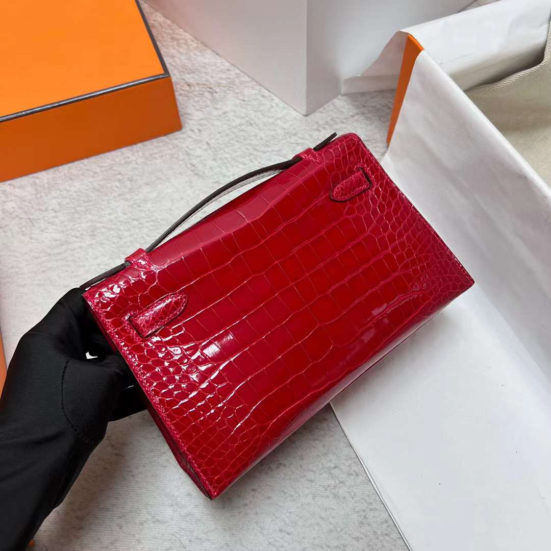 Hermès（爱马仕）Mini Kelly Pochette 亮面美洲鳄鱼皮 Ck95 法拉利红 金扣 22cm 全手工蜡线缝制 Ghw