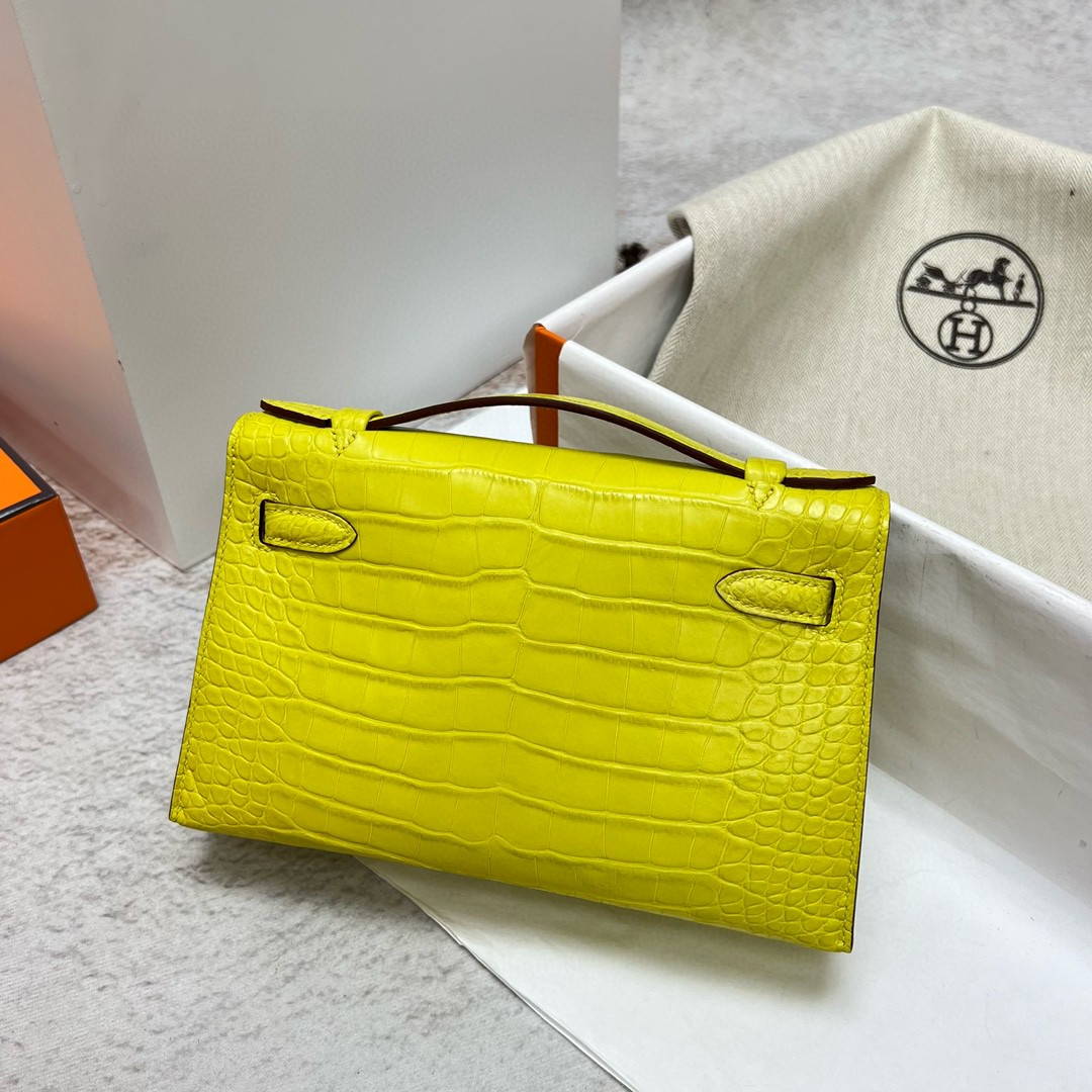 Hermès（爱马仕）Mini pochette Alligator matt 雾面鳄鱼皮 柠檬黄 银扣 PHW 22cm 手拿包