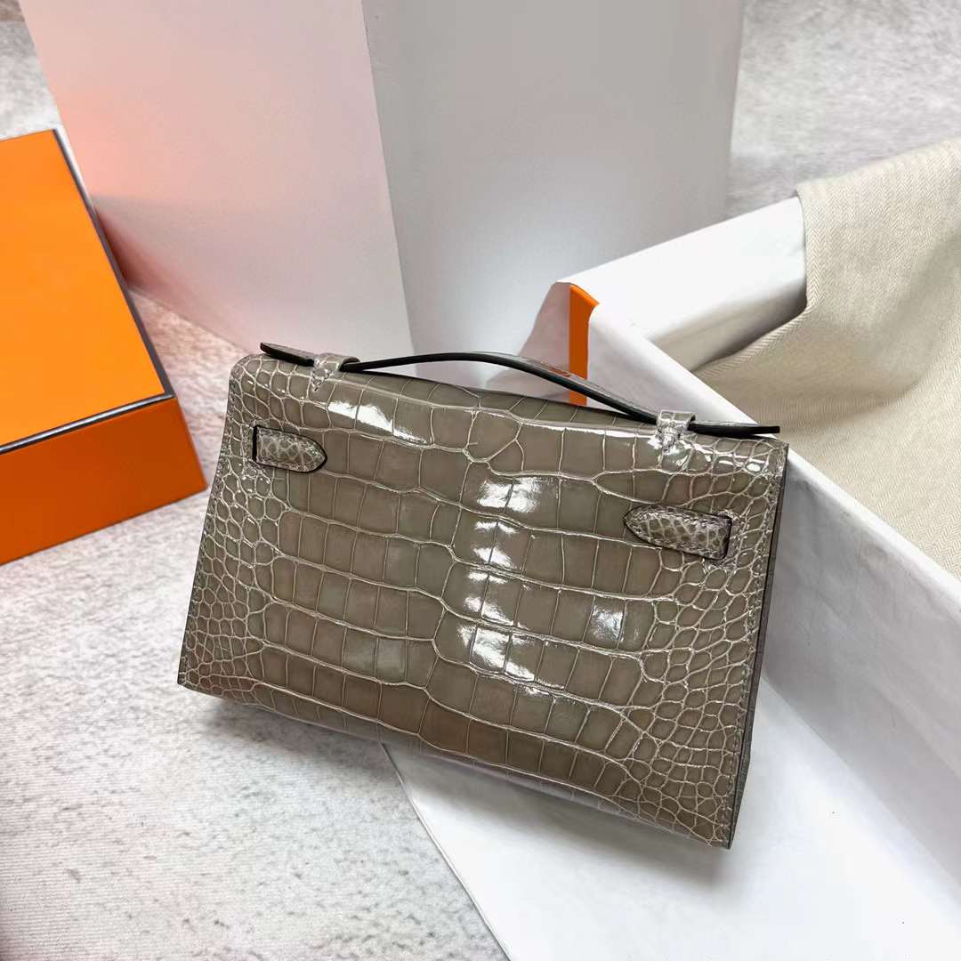 Hermès（爱马仕）Mini Kelly Pochette 亮面美洲鳄鱼皮 Ck81 斑鸠灰 银扣 22cm 全手工蜡线缝制 Phw
