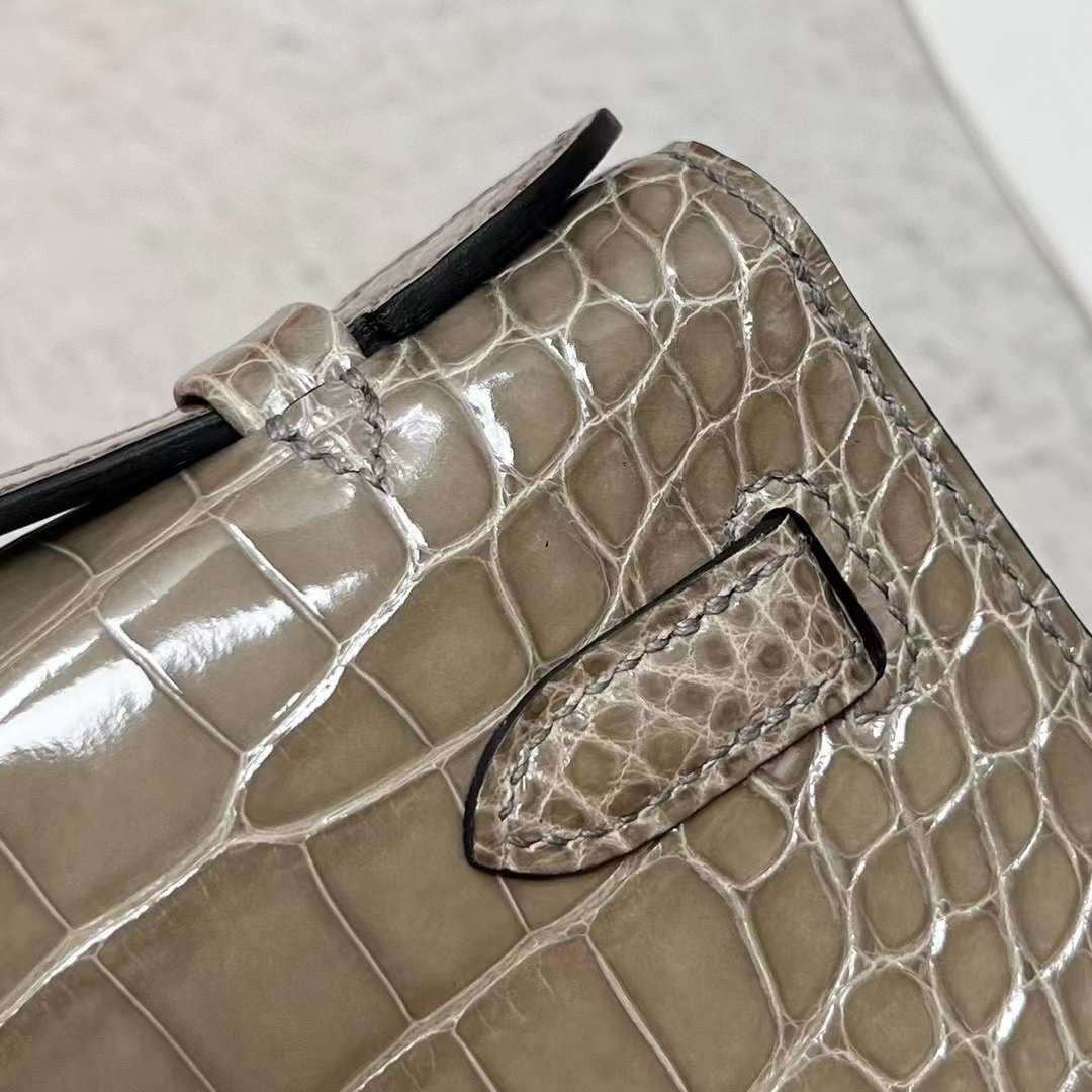 Hermès（爱马仕）Mini Kelly Pochette 亮面美洲鳄鱼皮 Ck81 斑鸠灰 银扣 22cm 全手工蜡线缝制 Phw