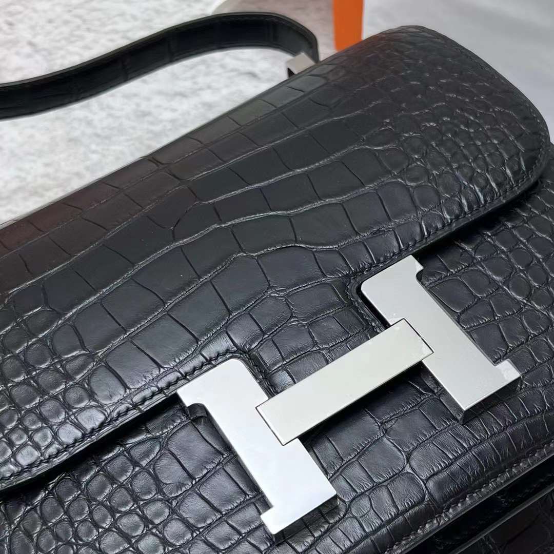 Hermès（爱马仕）Constance 空姐包 雾面美洲鳄鱼皮 Matte Alligator Crocodile Ck89 黑色 银扣 24cm 全手工蜡线缝制 Phw