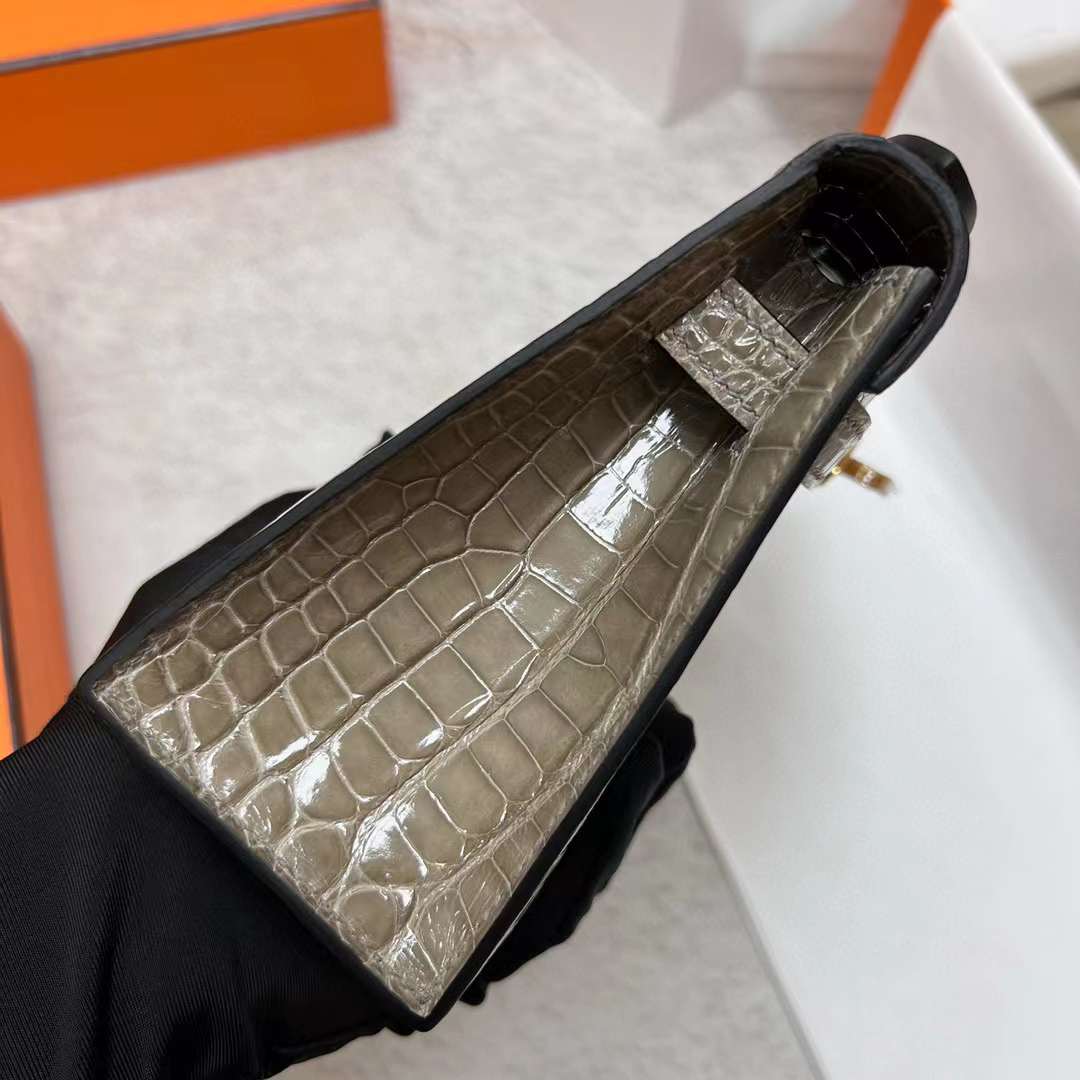 Hermès（爱马仕）Mini Kelly Pochette 亮面美洲鳄鱼皮 Ck81 斑鸠灰 金扣 22cm 全手工蜡线缝制 Ghw