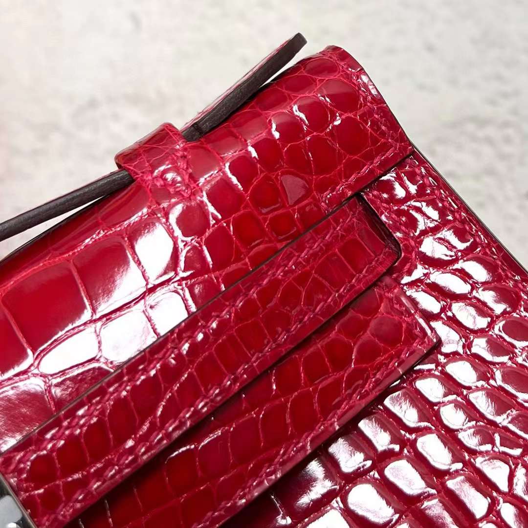 Hermès（爱马仕）Mini Kelly Pochette 亮面美洲鳄鱼皮 Ck95 法拉利红 银扣 22cm 全手工蜡线缝制 Phw