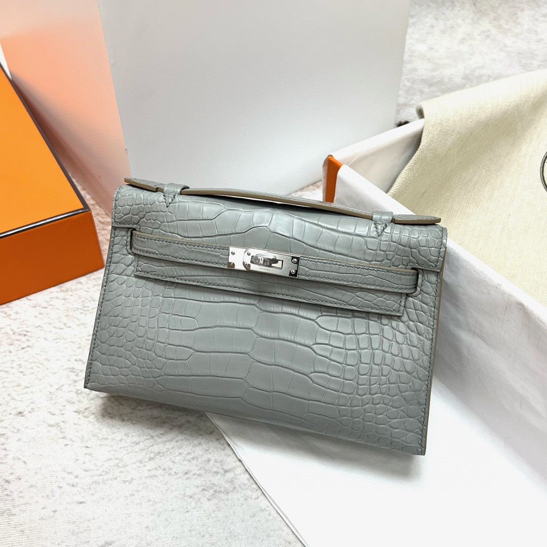 Hermès（爱马仕）Mini pochette Alligator matt 雾面鳄鱼皮 ck80 珍珠灰 gris pearl 银扣 PHW 22cm 手拿包