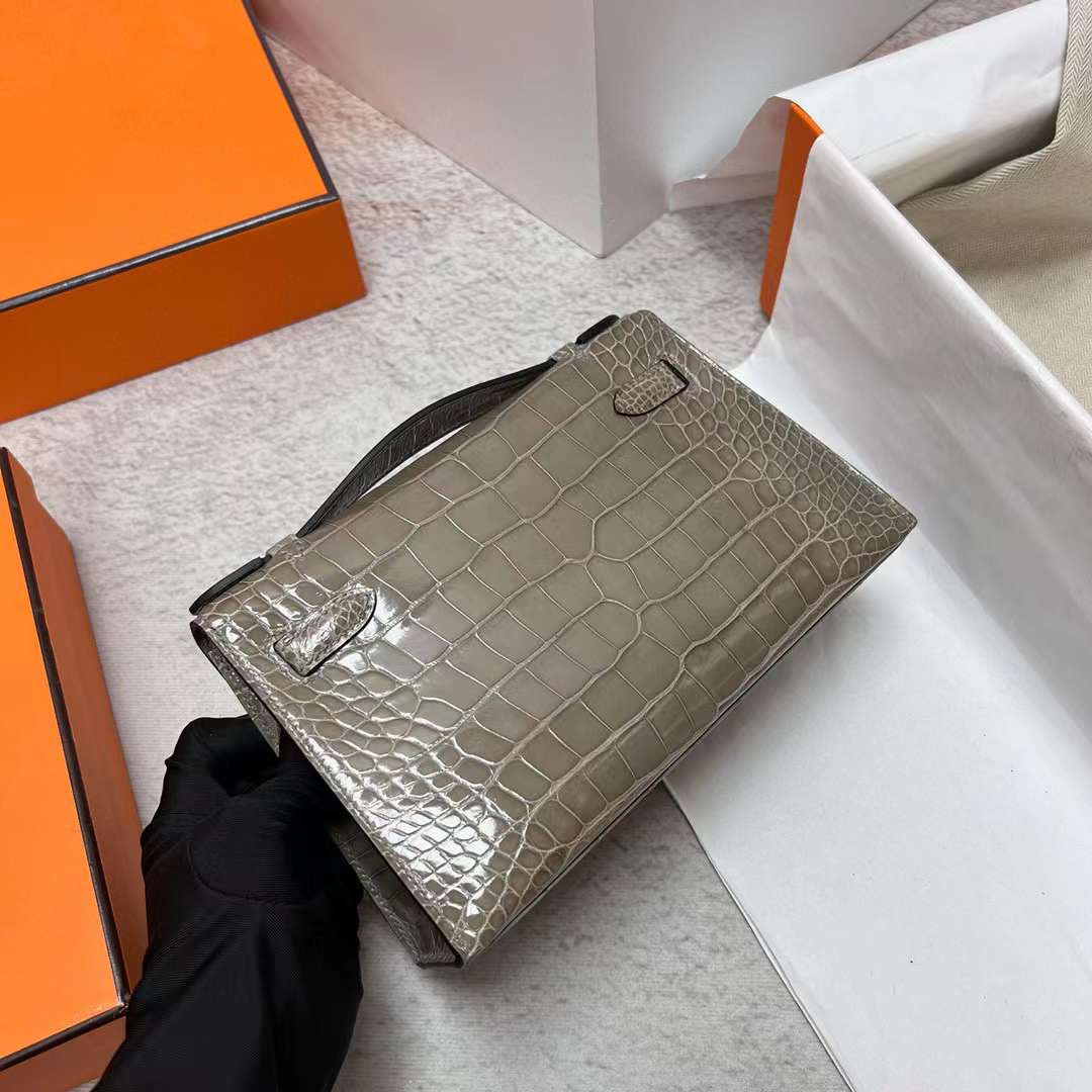 Hermès（爱马仕）Mini Kelly Pochette 亮面美洲鳄鱼皮 Ck81 斑鸠灰 金扣 22cm 全手工蜡线缝制 Ghw