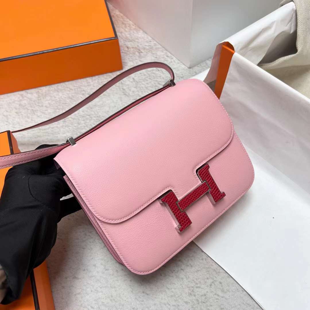 Hermès（爱马仕）Constance 空姐包 Swift 3Q 新粉色 蜥蜴扣 19cm 全手工蜡线缝制 Phw