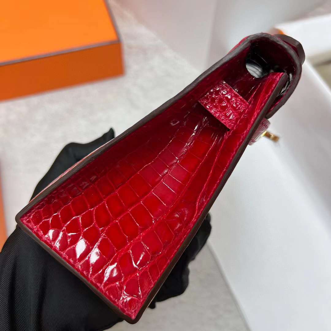 Hermès（爱马仕）Mini Kelly Pochette 亮面美洲鳄鱼皮 Ck95 法拉利红 金扣 22cm 全手工蜡线缝制 Ghw