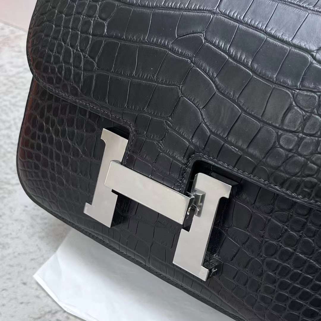 Hermès（爱马仕）Constance 空姐包 雾面美洲鳄鱼皮 Matte Alligator Crocodile Ck89 黑色 银扣 24cm 全手工蜡线缝制 Phw
