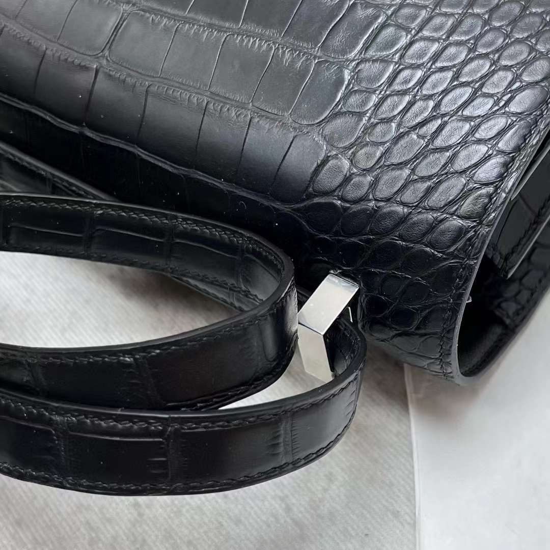 Hermès（爱马仕）Constance 空姐包 雾面美洲鳄鱼皮 Matte Alligator Crocodile Ck89 黑色 银扣 24cm 全手工蜡线缝制 Phw