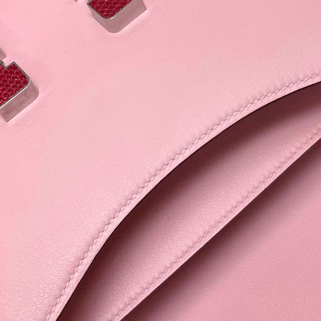 Hermès（爱马仕）Constance 空姐包 Swift 3Q 新粉色 蜥蜴扣 19cm 全手工蜡线缝制 Phw
