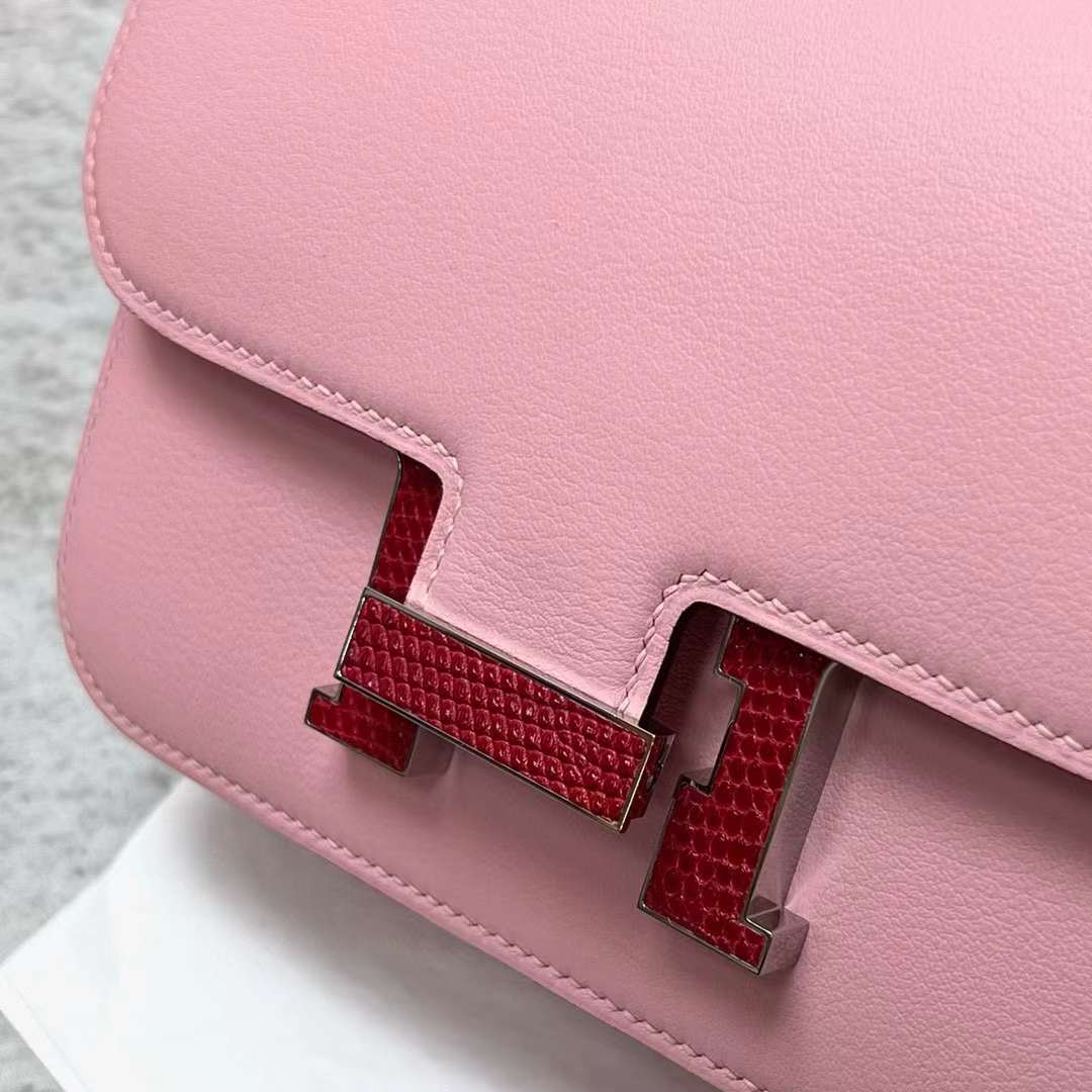 Hermès（爱马仕）Constance 空姐包 Swift 3Q 新粉色 蜥蜴扣 19cm 全手工蜡线缝制 Phw