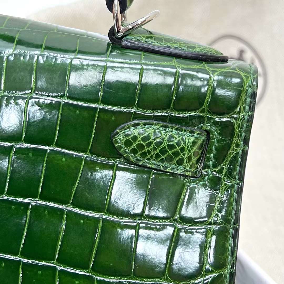 Hermès（爱马仕）Kelly 凯莉包 亮面尼罗鳄鱼皮 Shiny Nilo Crocodile 丛林绿 银扣 28cm 全手工蜡线缝制 Phw