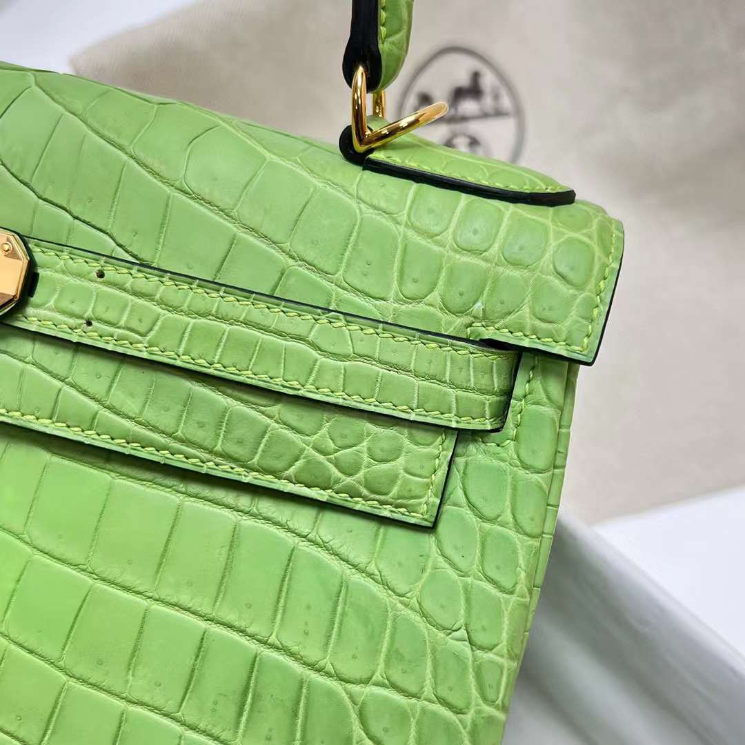 Hermès（爱马仕）Kelly 凯莉包 雾面尼罗鳄鱼 Matte Nilo Crocodile 苹果绿 金扣 28cm 全手工蜡线缝制 Ghw