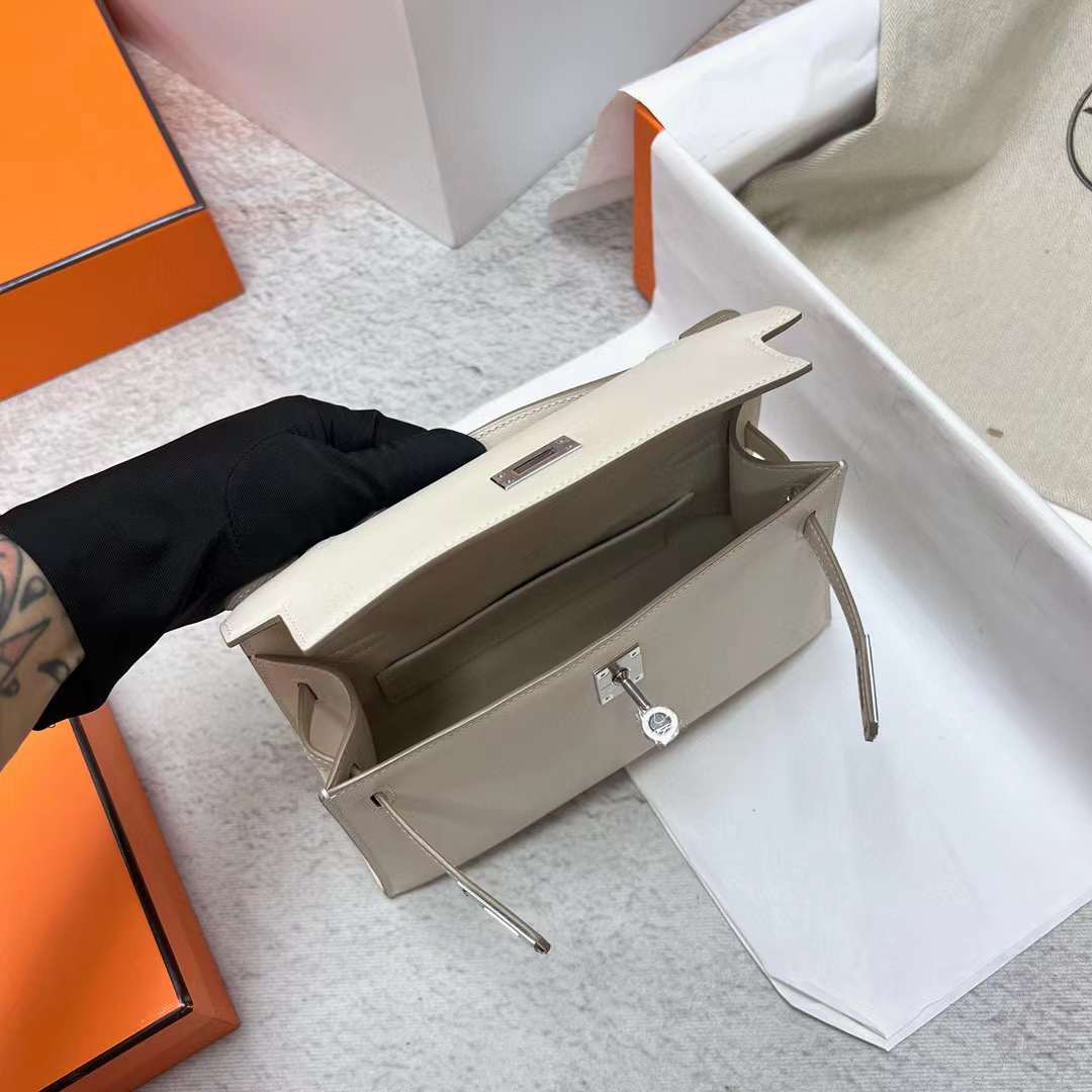 Hermès（爱马仕）Mini Kelly Pochette Swift Ck10 奶昔白 银扣 22cm 全手工蜡线缝制 Phw