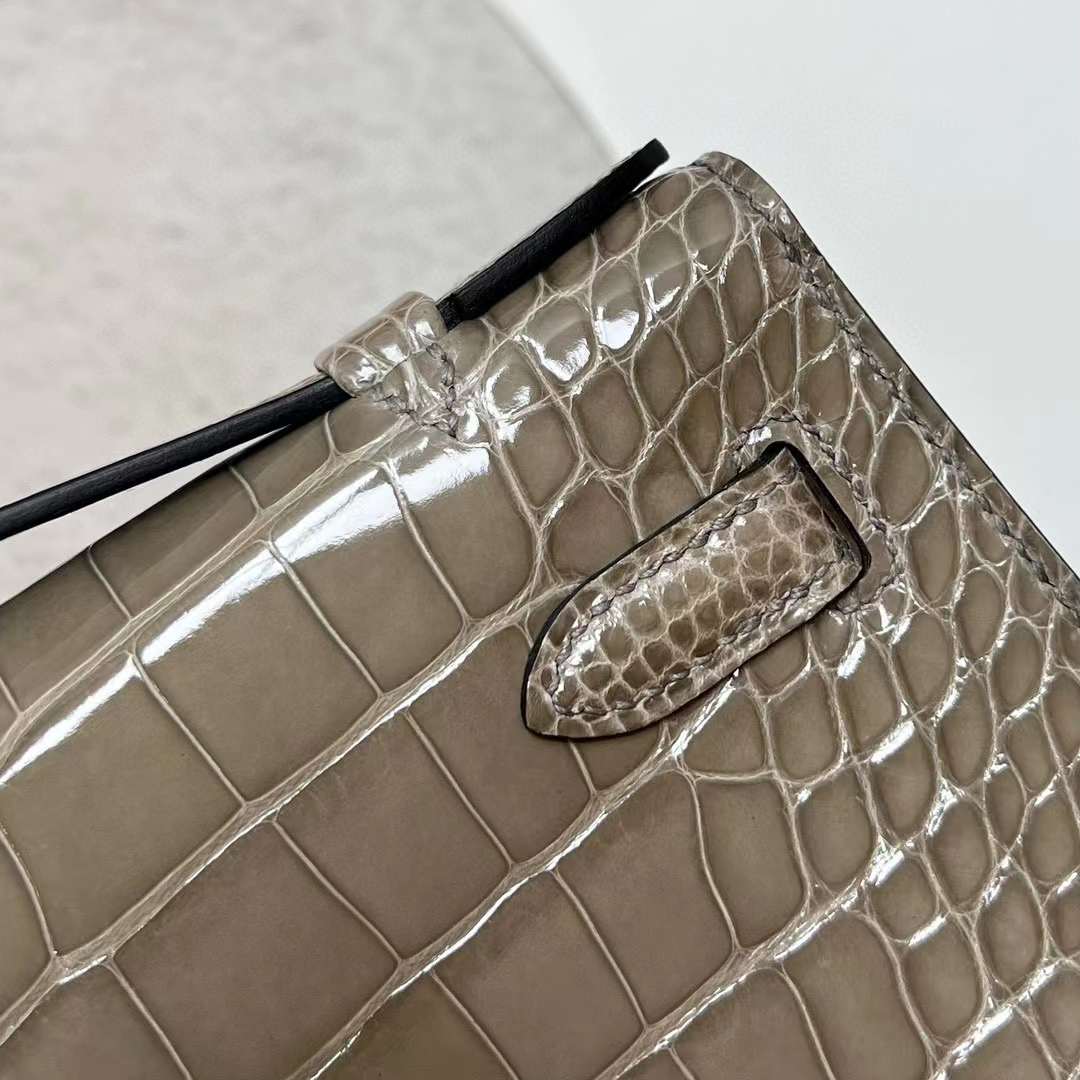 Hermès（爱马仕）Mini Kelly Pochette 亮面美洲鳄鱼皮 Ck81 斑鸠灰 金扣 22cm 全手工蜡线缝制 Ghw