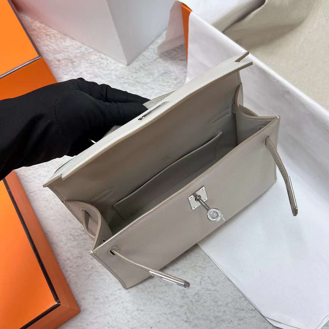 Hermès（爱马仕）Mini Kelly Pochette Swift Ck80 珍珠灰 银扣 22cm 全手工蜡线缝制 Phw