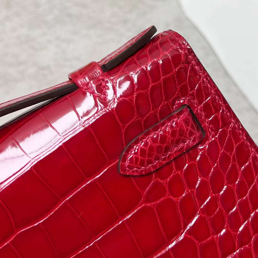 Hermès（爱马仕）Mini Kelly Pochette 亮面美洲鳄鱼皮 Ck95 法拉利红 金扣 22cm 全手工蜡线缝制 Ghw