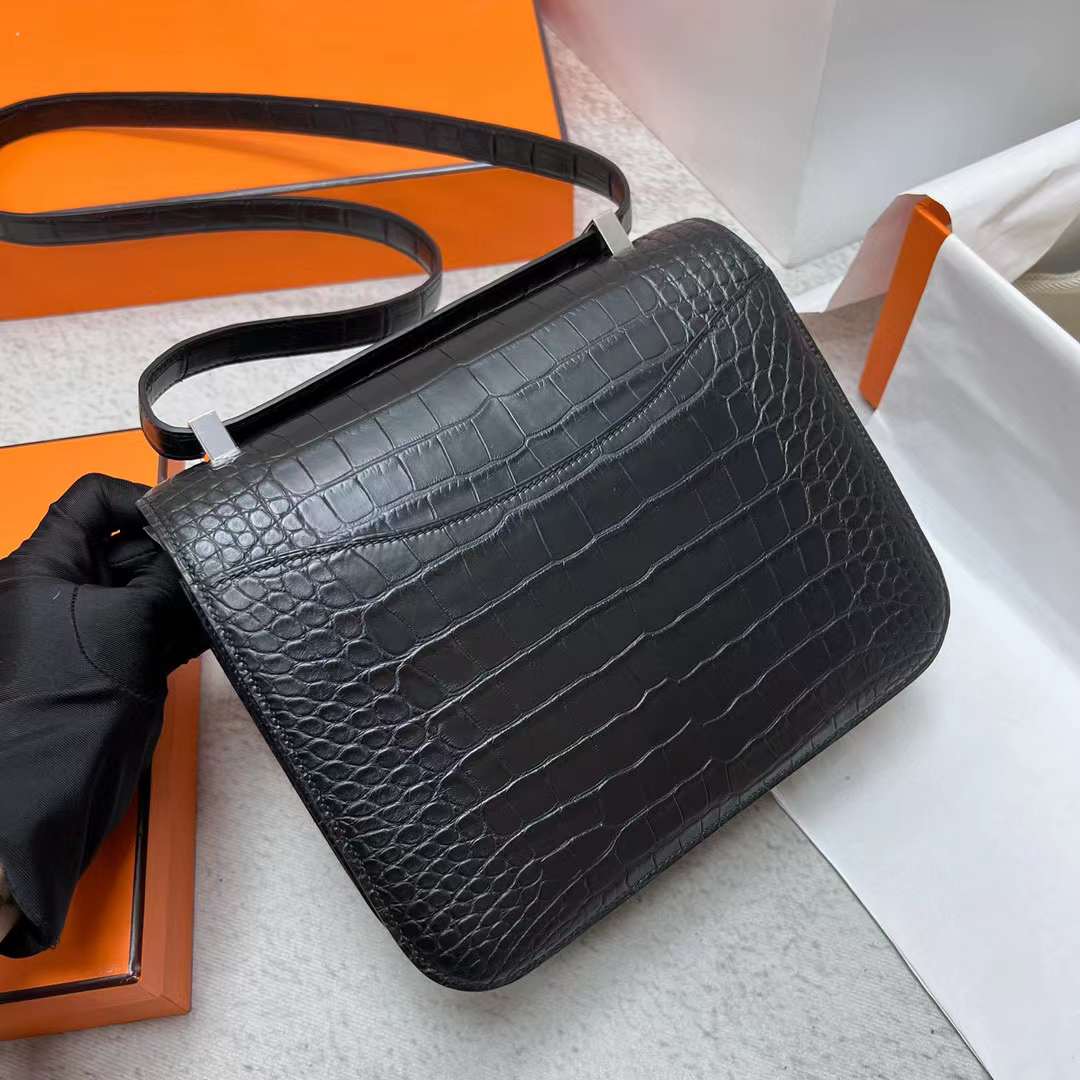 Hermès（爱马仕）Constance 空姐包 雾面美洲鳄鱼皮 Matte Alligator Crocodile Ck89 黑色 银扣 24cm 全手工蜡线缝制 Phw
