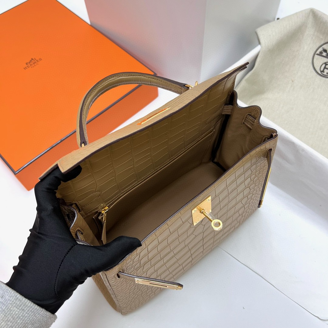 Hermès（爱马仕）Kelly 凯莉包 Alligator matt 雾面鳄鱼皮 0M Chai 奶茶色 金扣 Ghw 28cm 顶级手缝