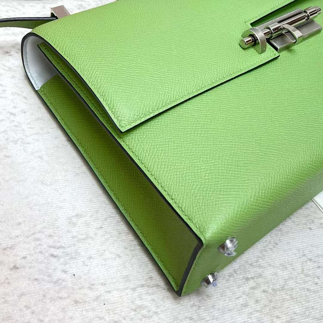 Hermès（爱马仕）Verrou 机枪包 Epsom i3 牛油果绿 内拼 T0 雾蓝色 银扣 21cm 全手工蜡线缝制 Phw