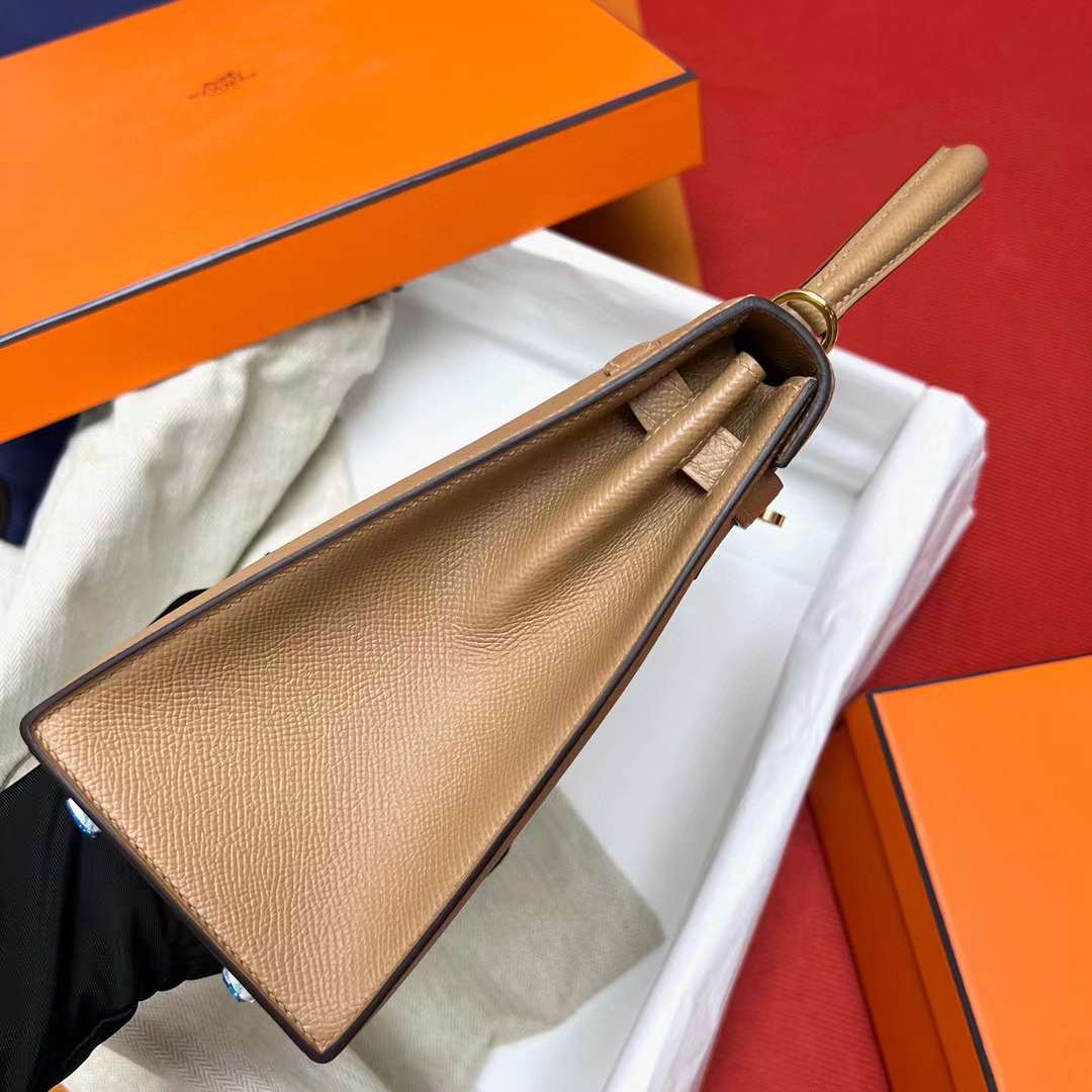 Hermès（爱马仕）Kelly 凯莉包 Epsom 0M 奶茶色 金扣 25cm 全手工蜡线缝制 Ghw